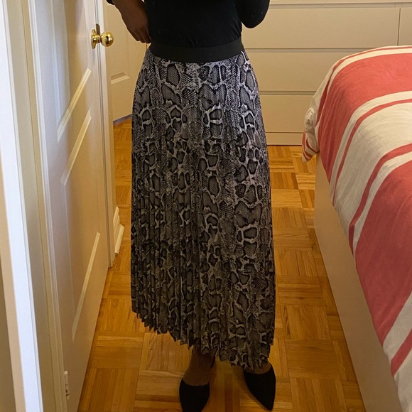 Snake Print Pleated Skirt - Picture 4 of 8